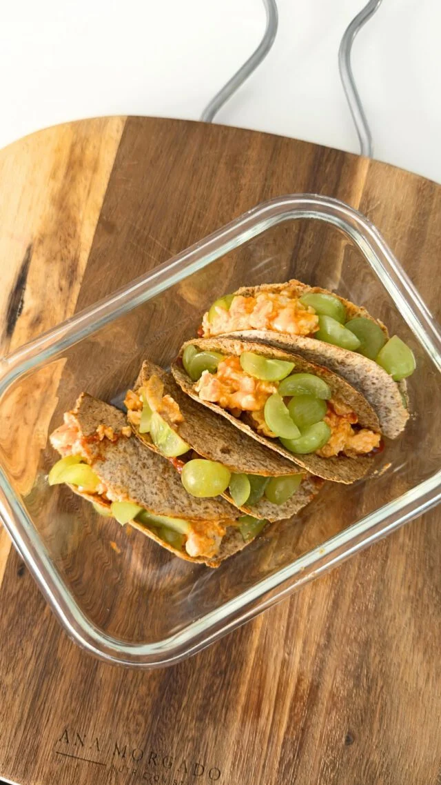 Tacos crocantes com uvas 🍇🌮 Ingredientes 🛒 🌯 Wraps integrais 🍗 Frango picado previamente cozinhado 🍇 Uvas 🍅 Tomate Passo…